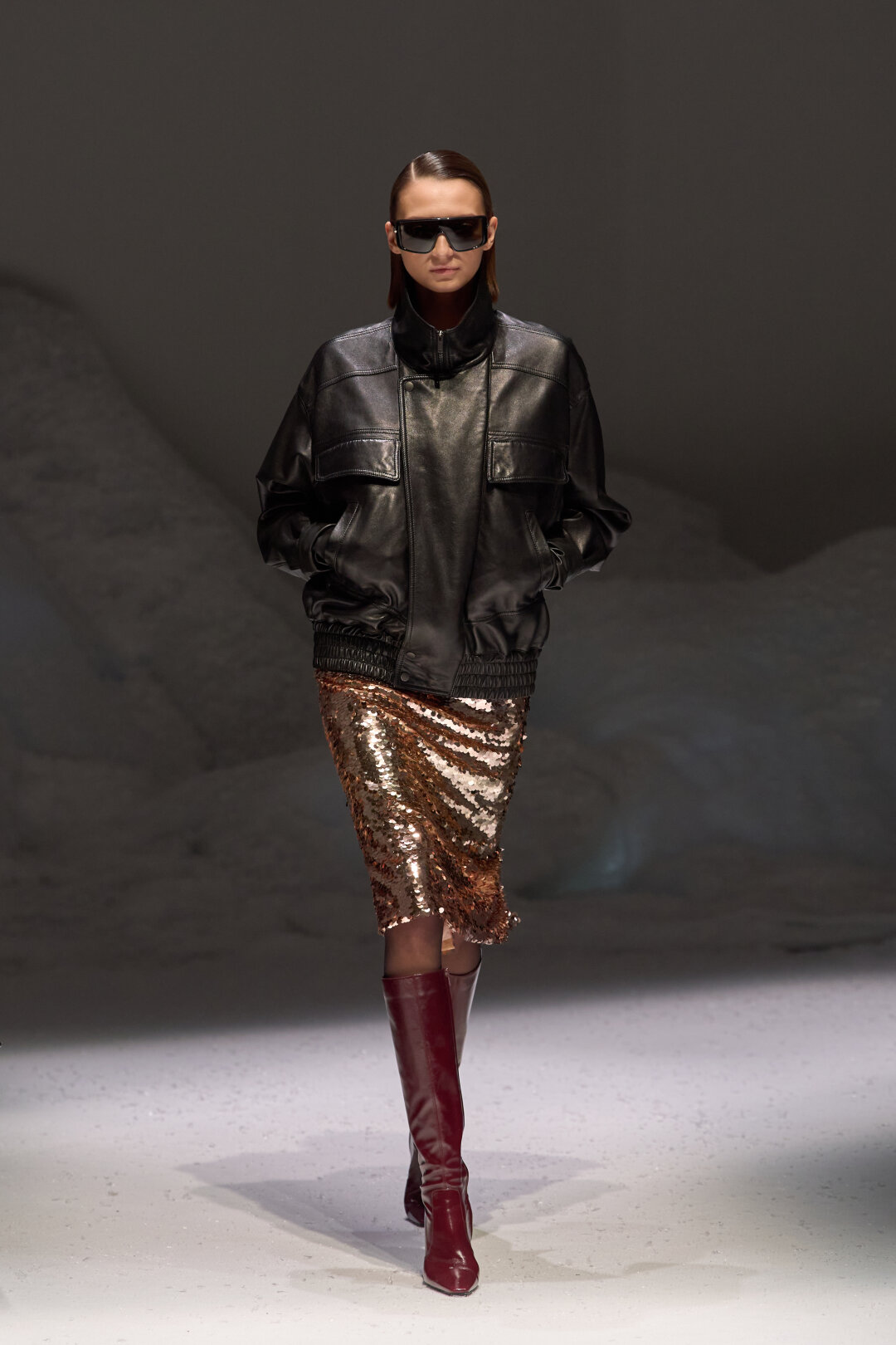 Еще важное комбо сезона: кожаный бомбер + юбка-карандаш в пайетках