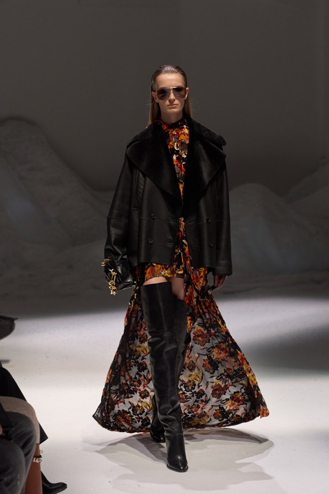 Мастхэв сезона — летящие платья, украшенные цветочным паттерном (flowers for winter!). Фаворит стайлинг-команды ДЛТ во главе с серым кардиналом моды