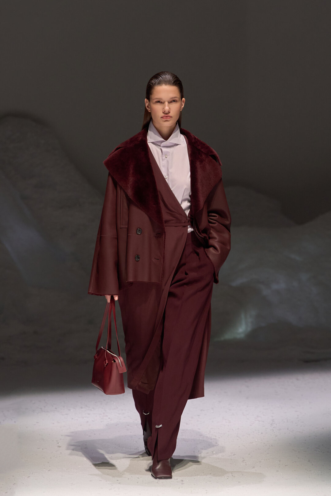 Туториал, как собрать остромодный бургунди-лук: миксуем брюки Mugler с удлиненным платьем-кардиганом Brunnello Cuccinelli, а затем утепляемся