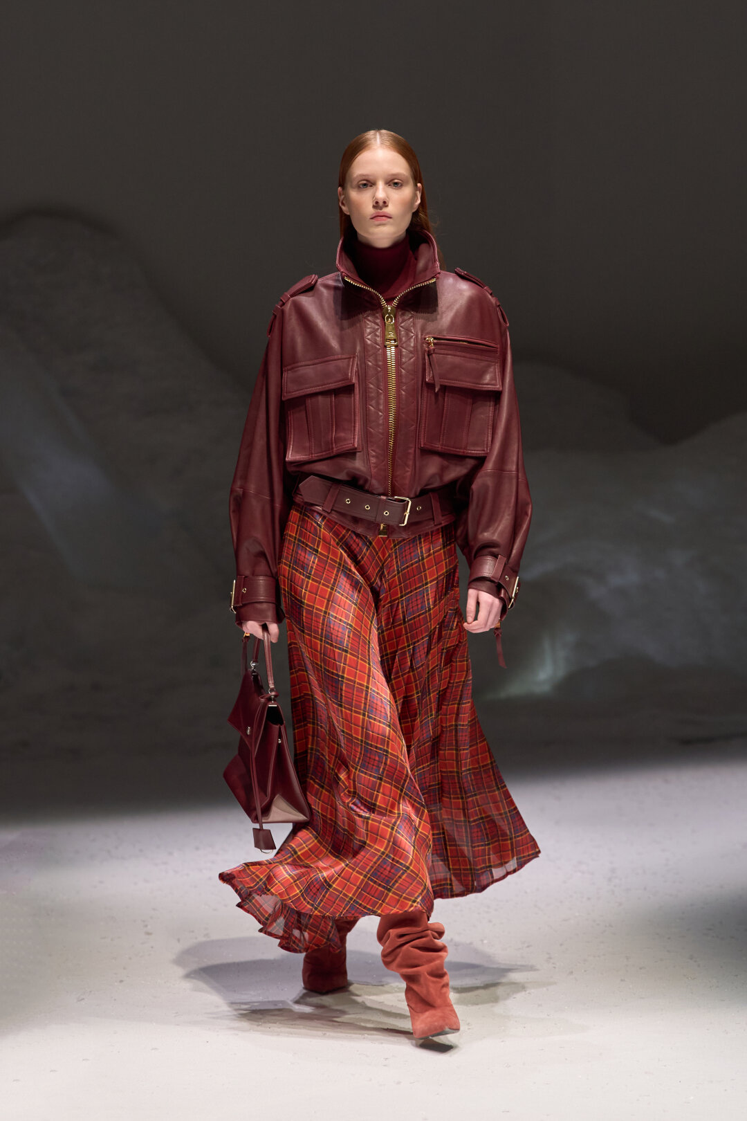 Показываем, как безупречно стилизовать остромодную клеткокорную юбку Saint Laurent: вместе с подпоясанной курткой Balmain в тон, высокими замшевыми