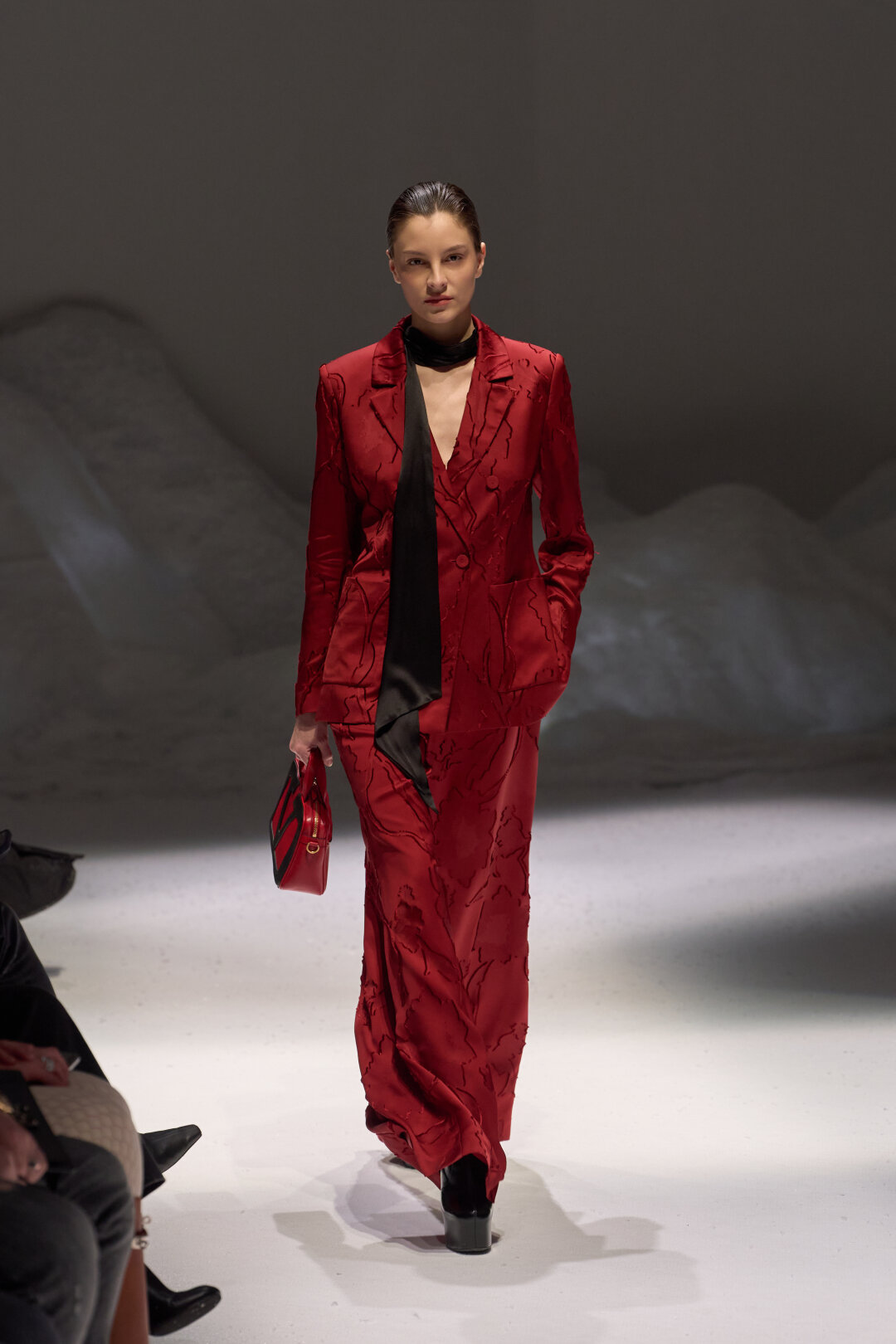 К нам возвращаются псевдострипы на ультравысокой платформе — как у ботильонов Saint Laurent, которые сочетаем с нарядной двойкой Elie Saab