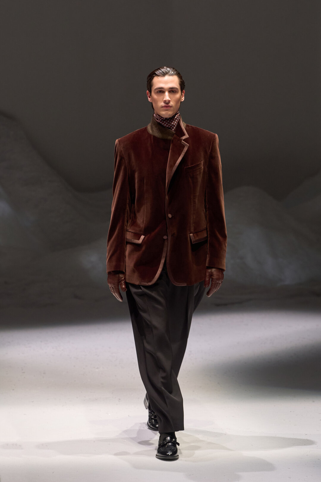 Отворачиваем строго один лацкан бархатного денди-пиджака Dolce & Gabbana и высокорангово укутываем шею пестрым платком Boss (холодно, не май месяц!)