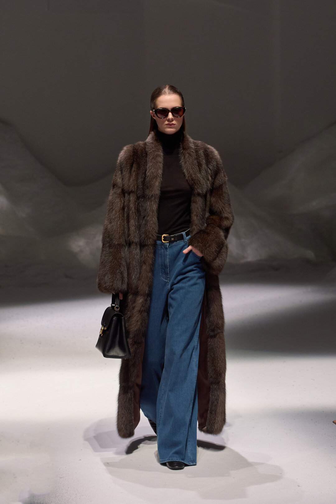 Важнейший атрибут модной прайм-эры — макси-шуба MVST (с лоферами Jil Sander и очками Gucci!)