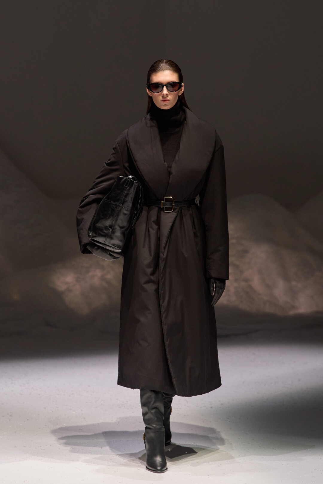 Объемный мегатоут идеален под стеганое пальто-пуховик