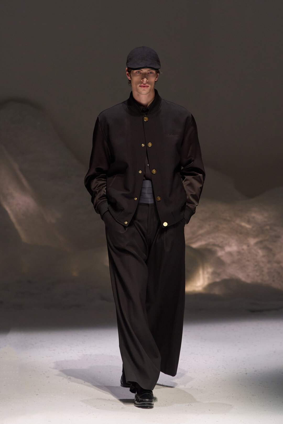 Сразу несколько мужских трендов в одном луке: примеряем камербанд Brioni в дуэте с кепи Giorgio Armani