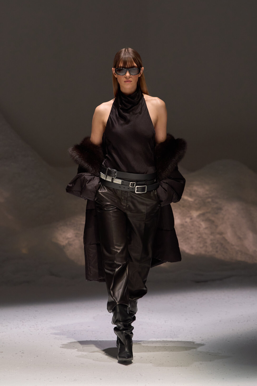 Носим три ремня за раз (Choose your fighter: Dsquared2 VS Jil Sander!) и миксуем со струящимся дарк-халтером Balmain