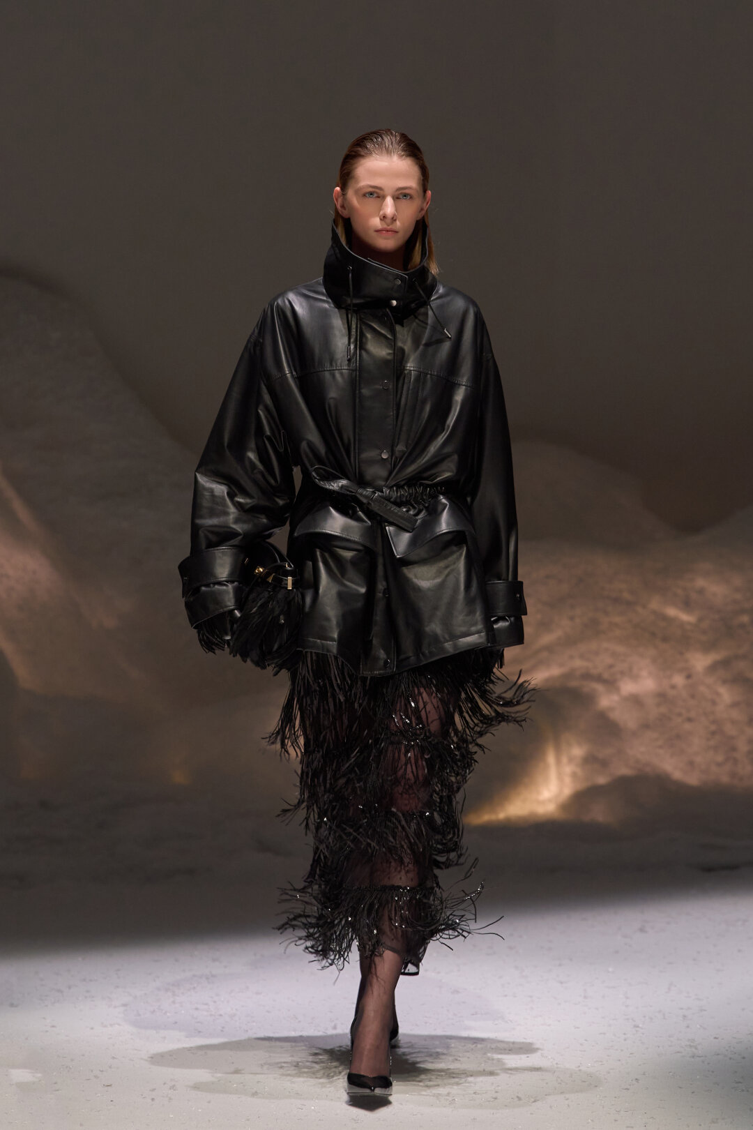 Носим кожаный бомбер как с пайетками и леопардовыми карандашами, так и с полупрозрачной юбкой в новогодней бахроме-мишуре (как у Moschino)