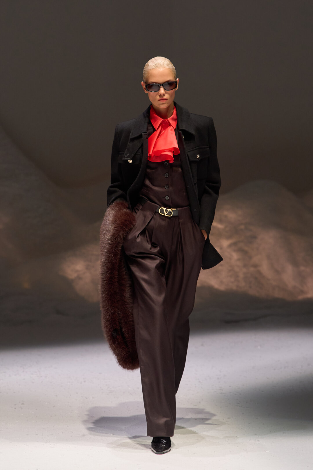 Уроки фэшн-колорблока от ДЛТ: украшаем черно-шоколадный лук алой блузой Kiton с вау-жабо!