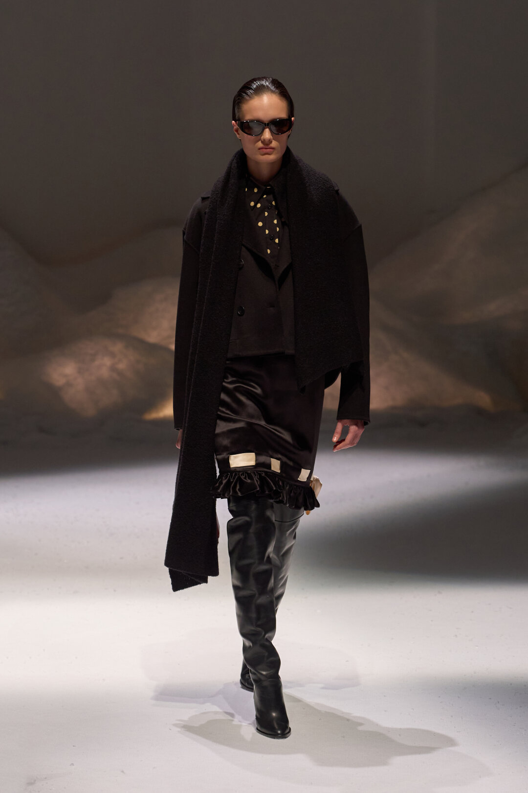 Прямо сейчас качают не только анималистичные паттерны, но и polka dot — как на рубашке Moschino, которую надеваем с юбкой Valentino и полупальто MVST