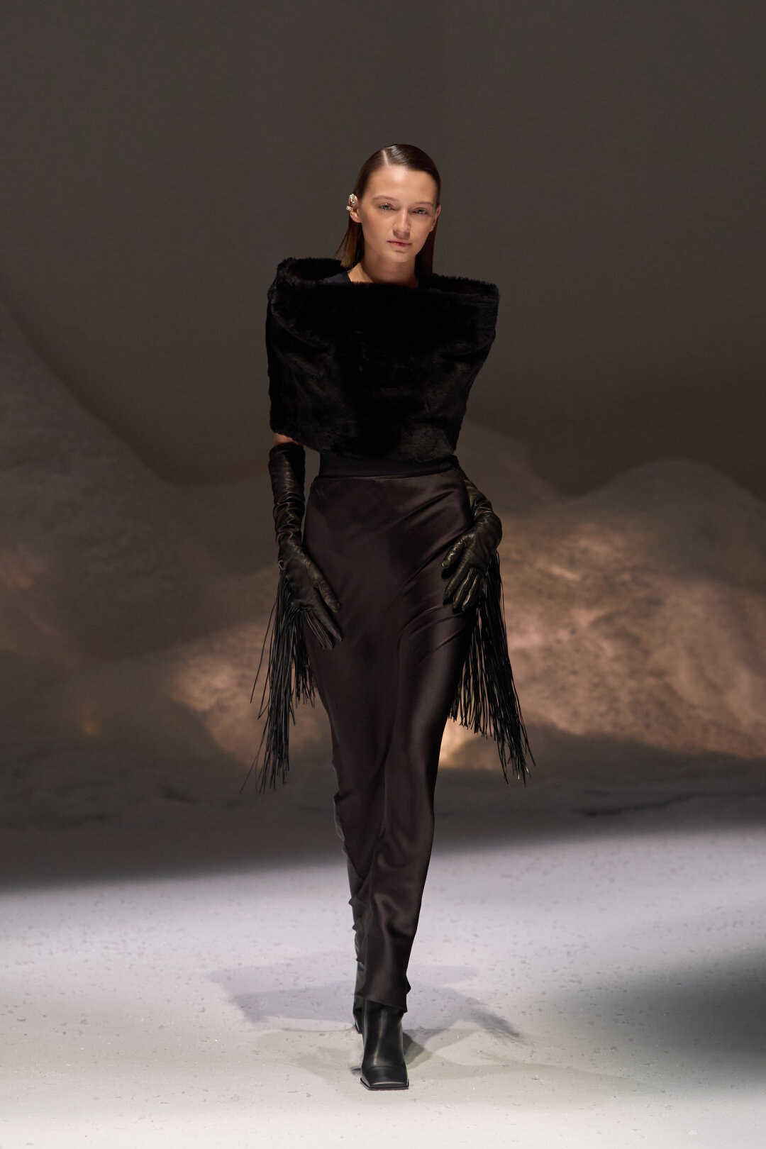 Кожаные перчатки с бахромой в дуэте с меховым шарфом-снудом Toteme — тоже вариант