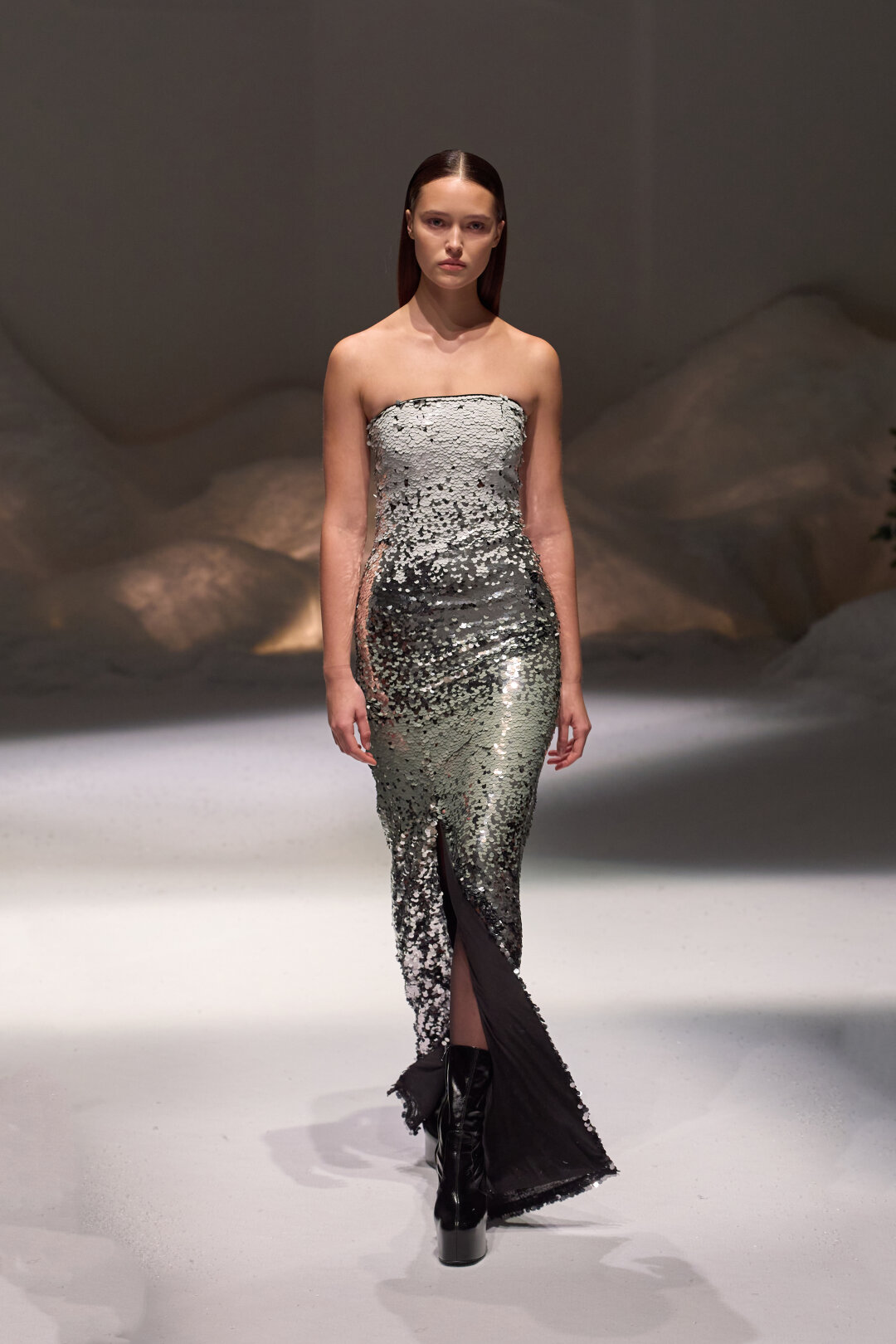 Лучший футляр в пайетках припасен у MVST (носим с ботильонами Saint Laurent на платформе!)