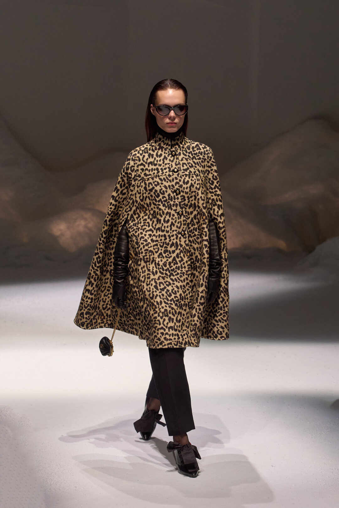 Это комбо: леопардовый кейп (анималистичные принты — хит!) + оперные кожаные перчатки