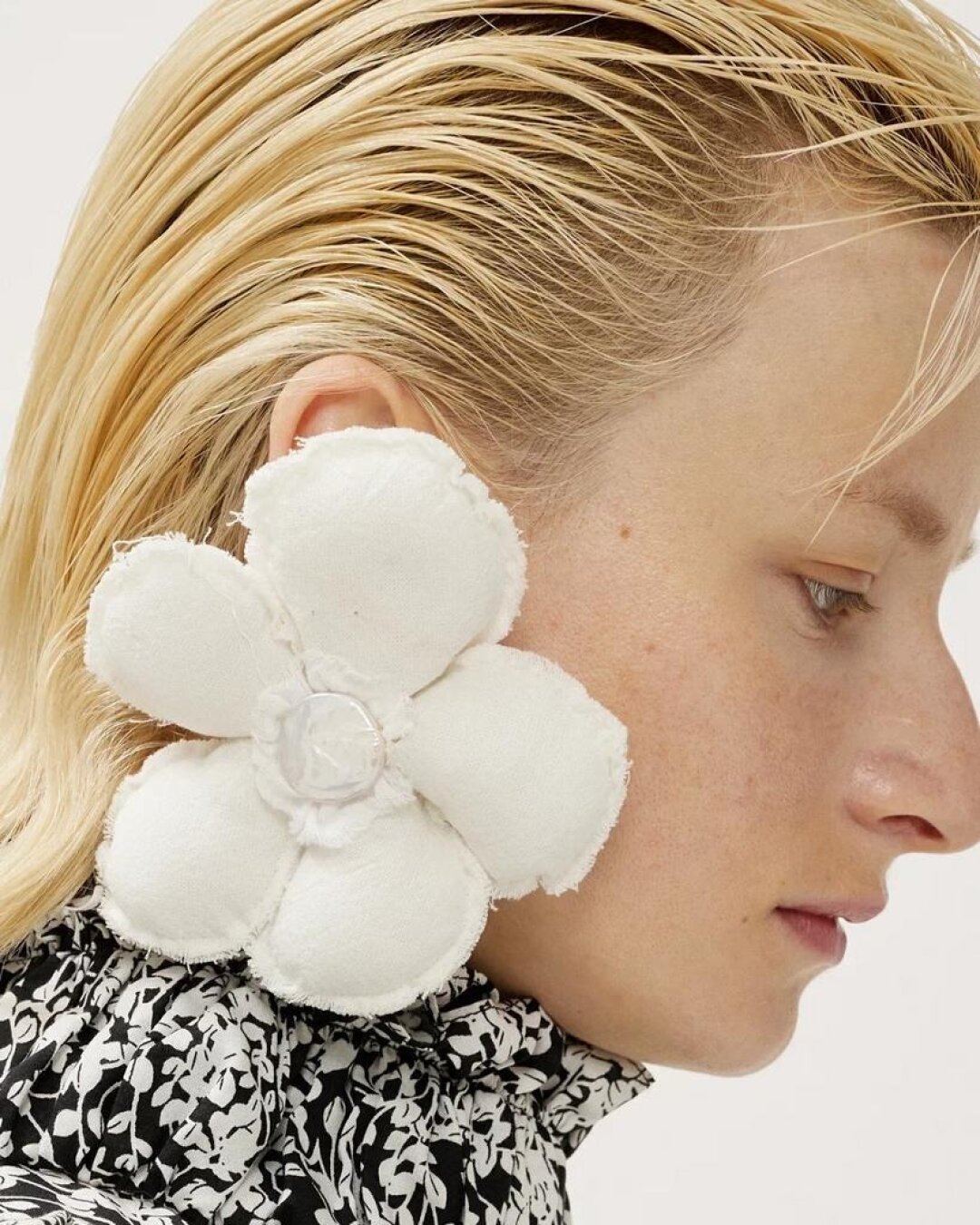 Серьги-ромашки Gapanovich, 17 500 руб.