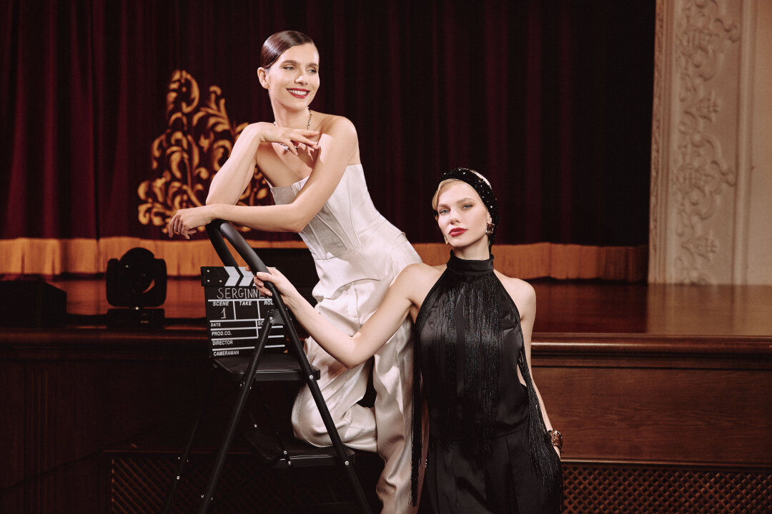 Корсет кремовый, 9 980 рублей. Топ черный, 6 000 рублей