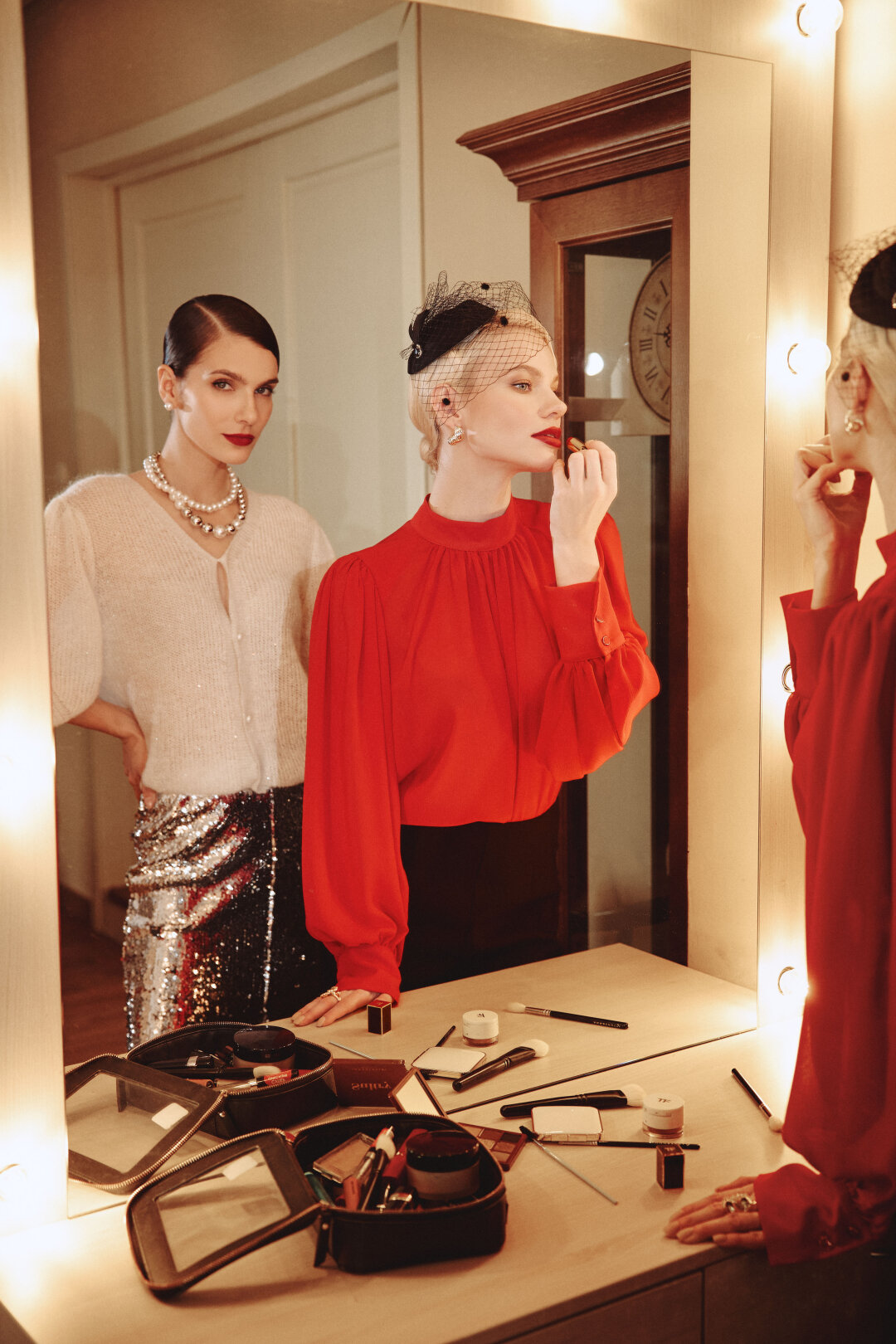 Кардиган, 10 880 рублей; блуза красная, 7 490 рублей; юбка с пайетками, 9 980 рублей