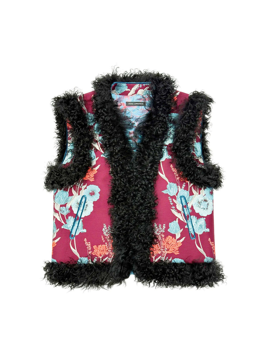 Раздаем шинуазри-шик и делаем это красиво — в кучерявом жилете Stas Lopatkin, снабженном жаккардовым flowercore- принтом и акцентной меховой