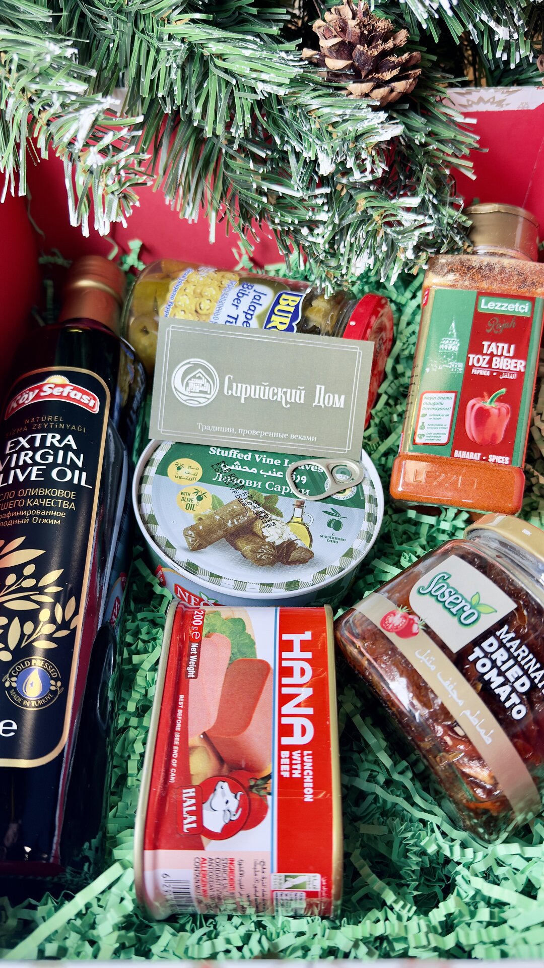 Внутри подарочной коробки: настоящий арабский кофе с кардамоном, редкие специи и бутылка оливкового масла