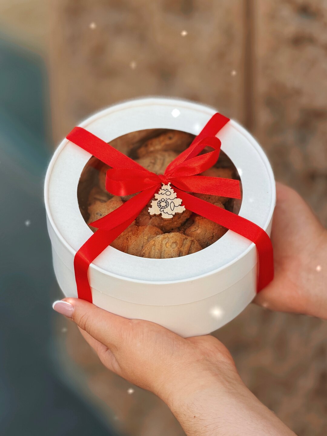 «Волшебный» набор печенья в белоснежной коробке, украшенной красной лентой и маленькой елочкой