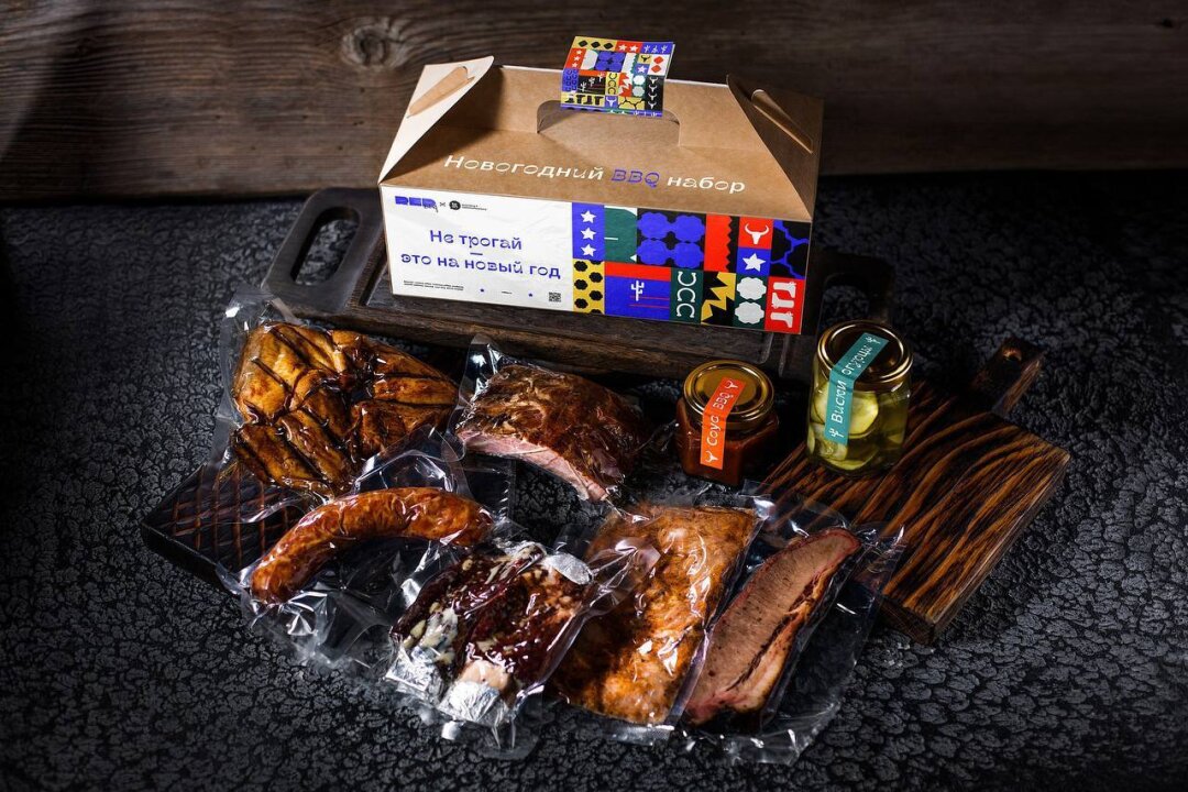 Наполнение мясного набора: брискет (грудинка мраморной говядины), говяжьи и свиные ребра, рваная свинина, куриные крылья и техасская колбаска — все с