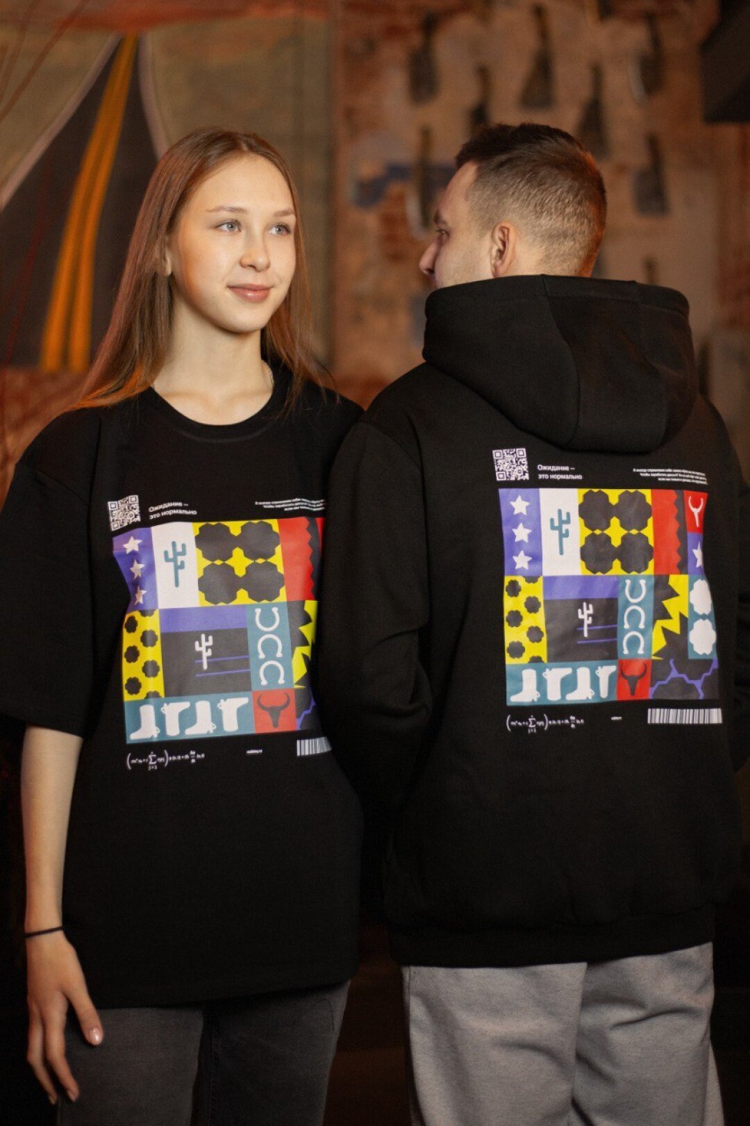 В мерч проекта входят футболки и свитшоты, которые могут стать еще одним вариантом подарка