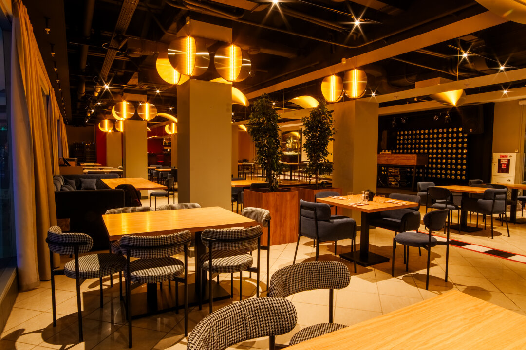 В заведении угощают блюдами европейской кухни и позициями из барной карты