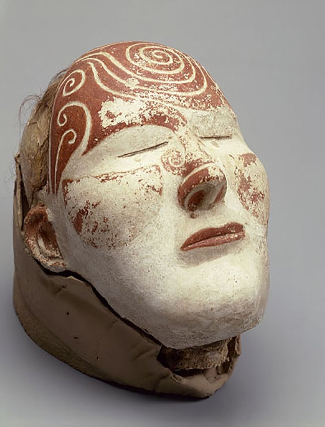 Маска на голове женщины. Таштыкская культура. Могильник Оглахты VI. III–IV века