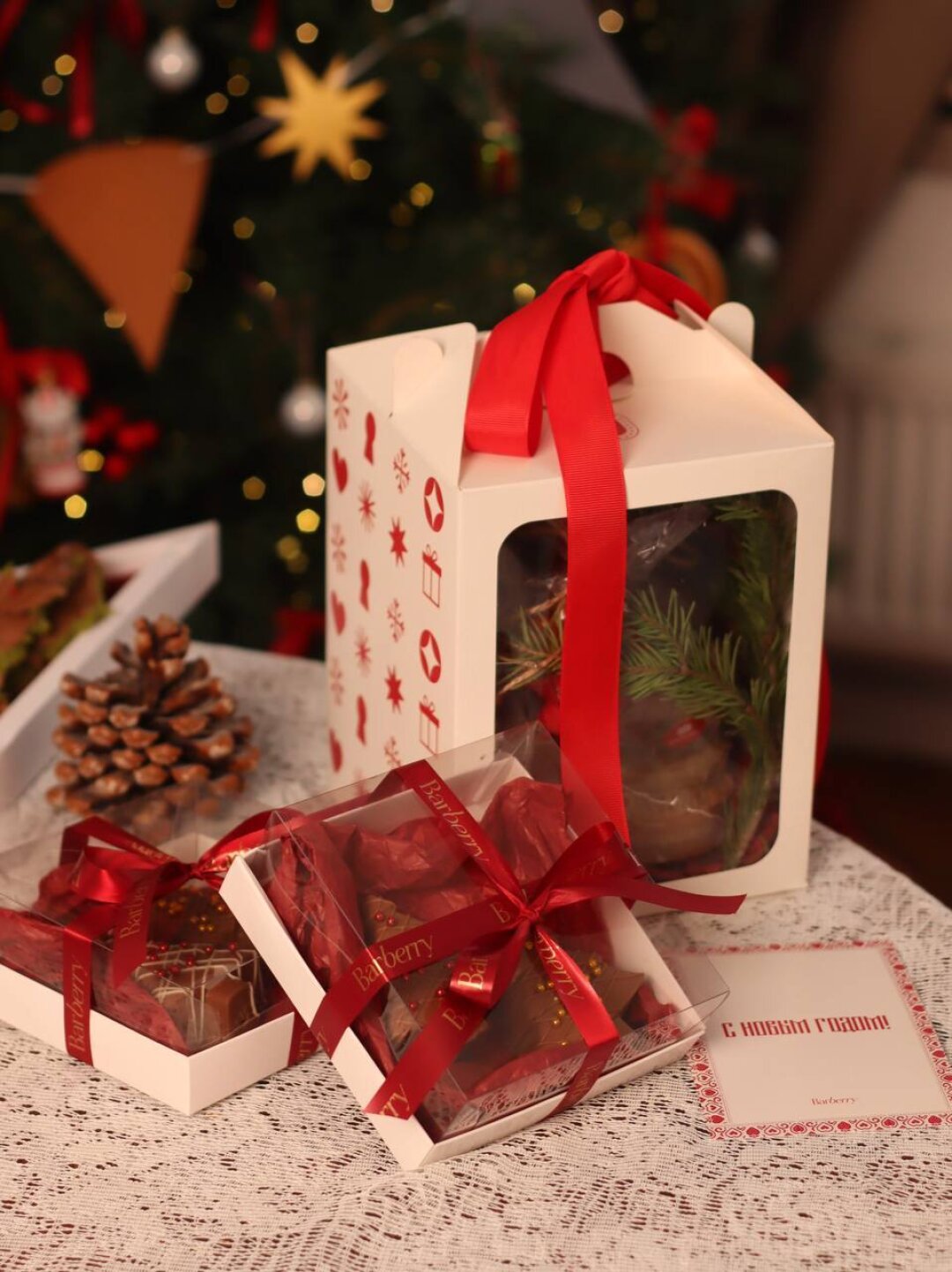 Большой подарочный бокс «Сказочный сундучок» и сет из двух мини-елочек с дубайской начинкой