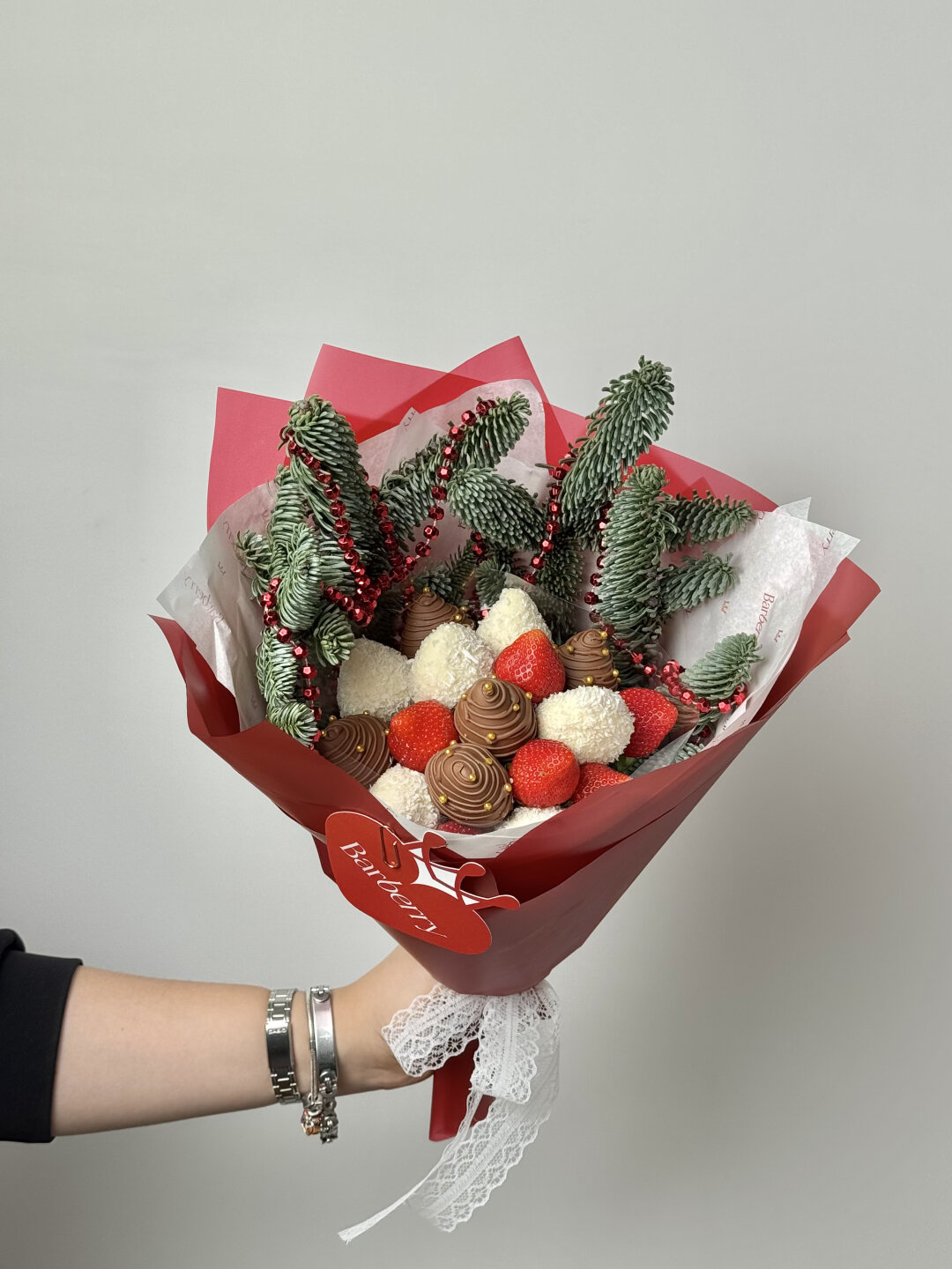 Снежно-нежные клубнично-шоколадные букеты