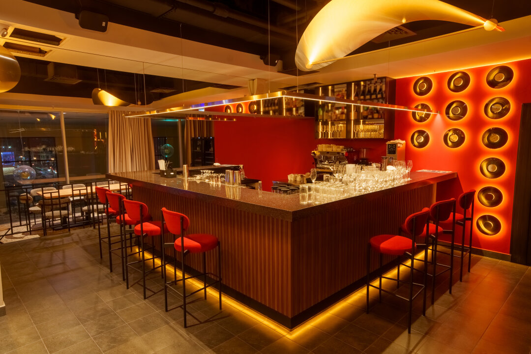 В пространстве может одновременно веселиться сто человек