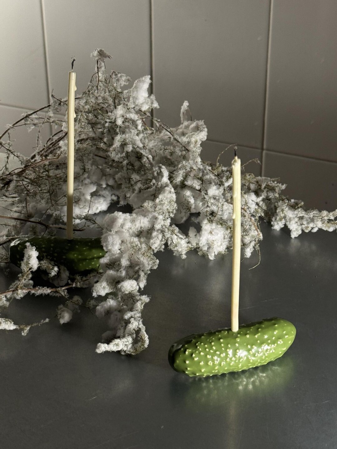 «Огурчик» Посмотрите, какой милейший подсвечник делает керамистка из Петербурга Дарья Сурмило. Доступен только по предзаказу (за 14 дней!).