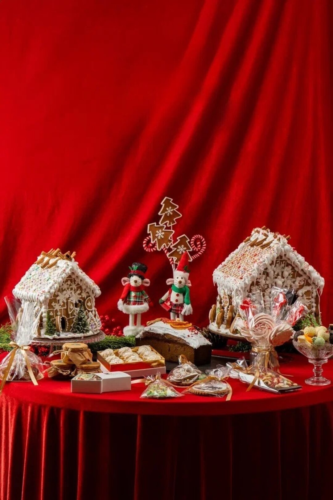 «Скандинавия» В загородном клубе открыли целую ярмарку, где можно купить пряничные домики, кексы с цукатами, шоколадные игрушки, мармелад, джемы