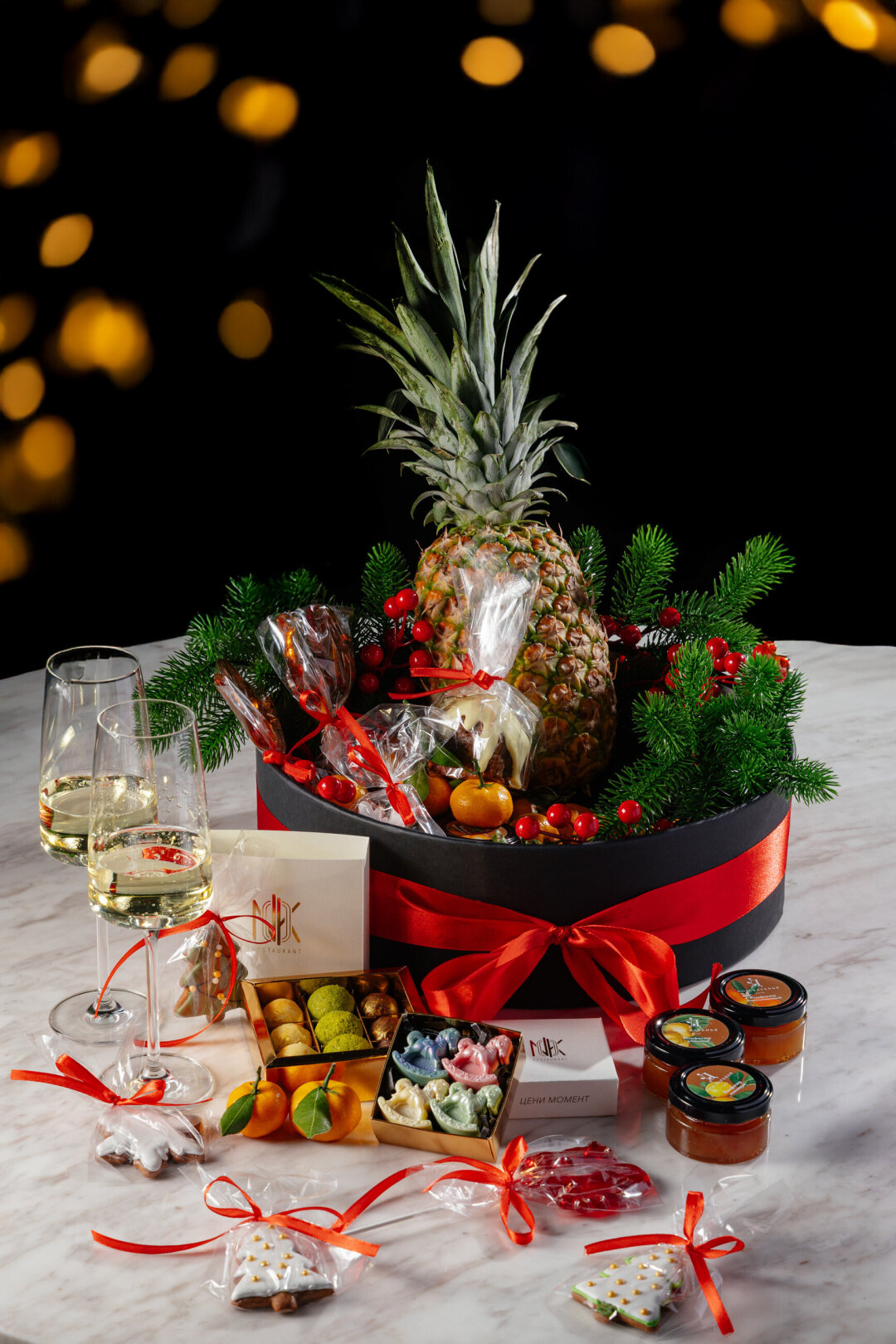 NOK В составе этого роскошного бокса — новогодние пряники со специями, карамельные петушки-леденцы на гречишном чае, набор авторских конфет