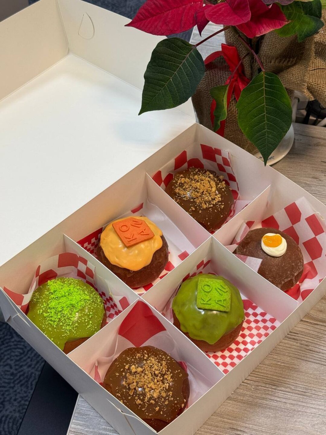 KONA Собираетесь в гости? Захватите праздничную коробку скандинавских булок или пончиков. У последних вкусовая палитра ярче, чем огни на новогодней