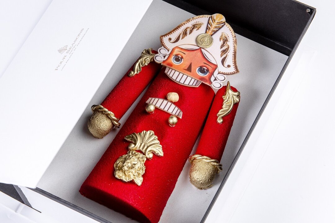 Four Seasons Hotel Lion Palace St. Petersburg Шеф-кондитер Вячеслав Кучеренко открыл целый новогодний бутик в ресторане «Чайная Гостиная». Тут и