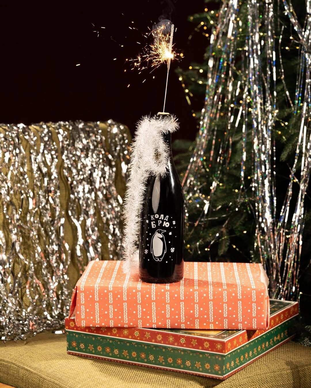 Skuratov Coffee Эта новогодняя бутылочка — шанс в новогоднюю ночь выпить безалкогольный напиток с нотами алкоголя. Это экспериментальный колд брю на