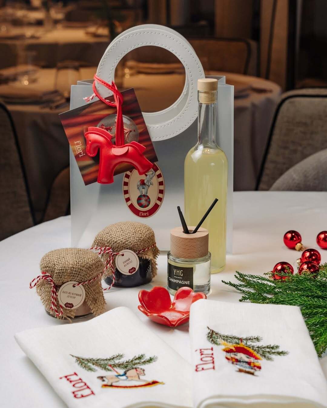 Flori Здесь подготовили два готовых подарочных набора — в размерах S и L. Внутри подсвечник-цветок, льняные салфетки, домашний лимончелло, паштет