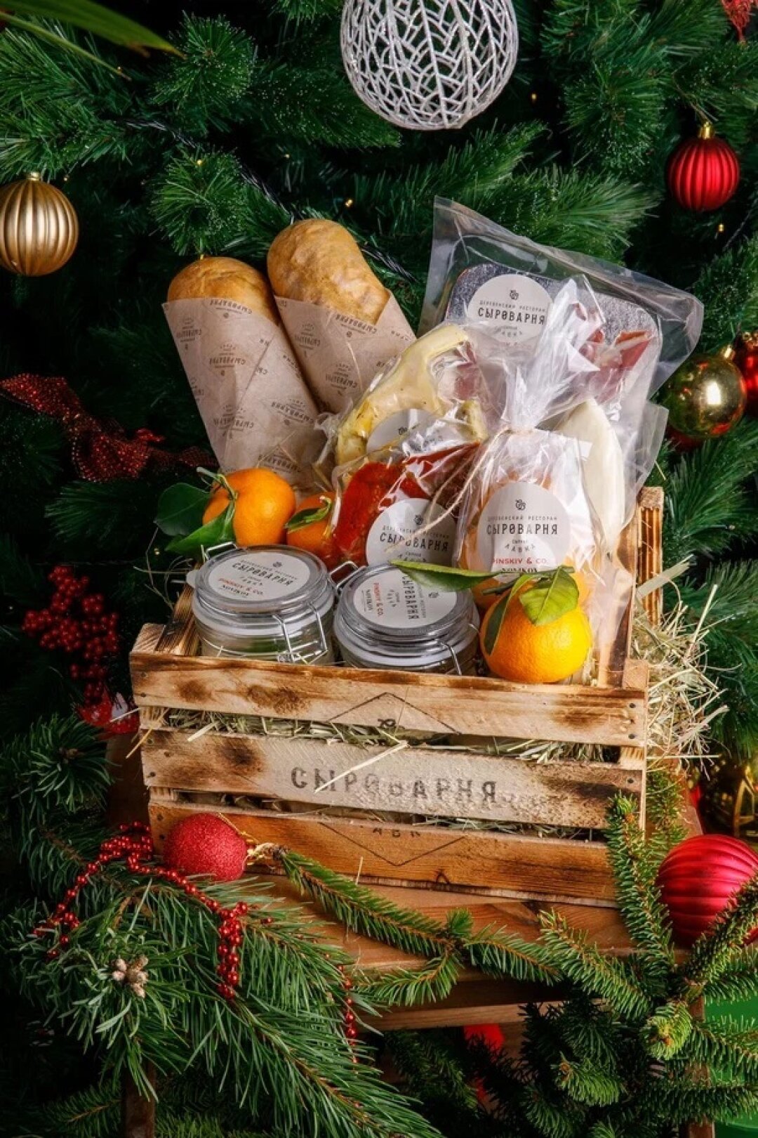 «Сыроварня» Ресторан, в котором функционирует своя сыроварня, в подарочную корзину складывают, конечно, фирменные сыры. Халуми, качотту и скаморцу