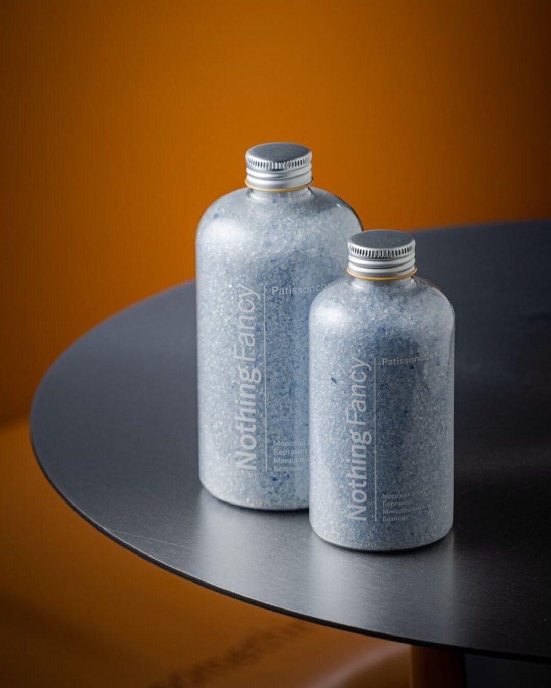 NOTHING FANCY Наш любимый гастромерч — соль для ванны из коллаборации Nothing Fancy и бренда Patissoncha — с бергамотом, миндальным маслом и базиликом