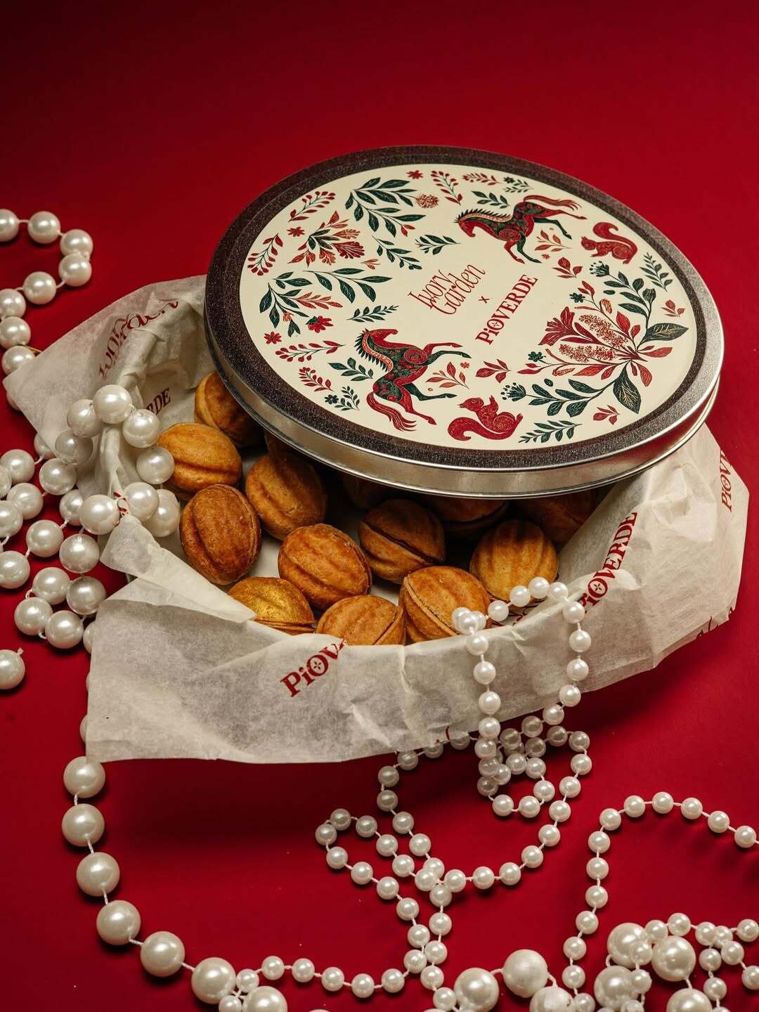 PioVerde и Ivory Garden Два ресторанных проекта объединились и выпустили лимитированный новогодний дроп! В коробке (которую потом можно использовать