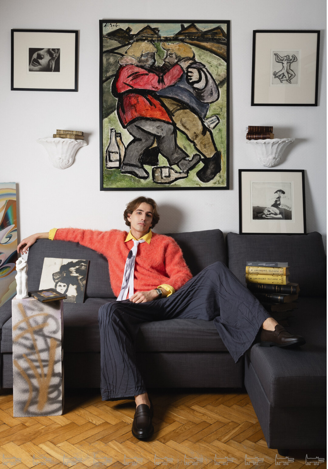 На Александре: брюки HUMANIST, галстук ЗАМАНYХА, свитер MASHKARA, рубашка SPORTY & RICH, туфли IERDI Холст «Деревенский разговор» Лианы Эль-Сафади