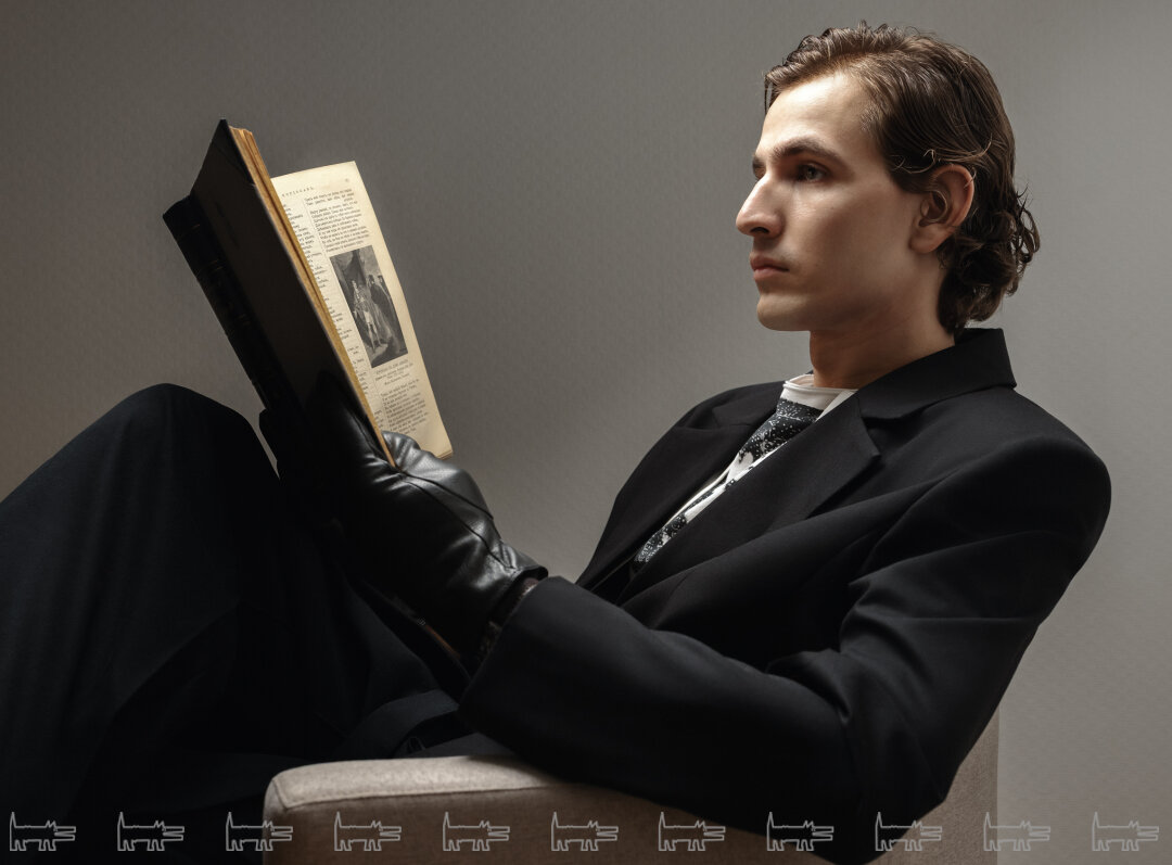 На Александре: костюм HUMANIST, футболка DENIS DETALOV, перчатки PITAS Типичное чтение петербуржца — второй том Шекспира издания 1904 года на вечер.