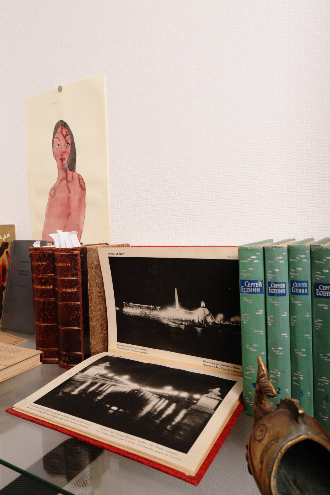 Акварель Полины Уваровой соседствует на полке с фотоальбомом с видами Парижа (1920-е) и собранием сочинений лорда Байрона 1880-х.