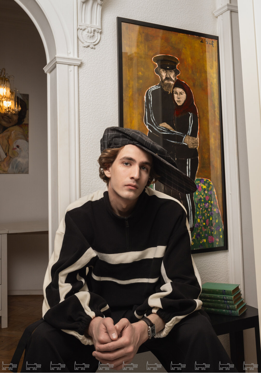 На Александре: брюки HUMANIST, свитшот DENIS DETALOV Работа петербургско-ливанской художницы Лианы Эль-Сафади «Без названия (Климт)» мэтчится с