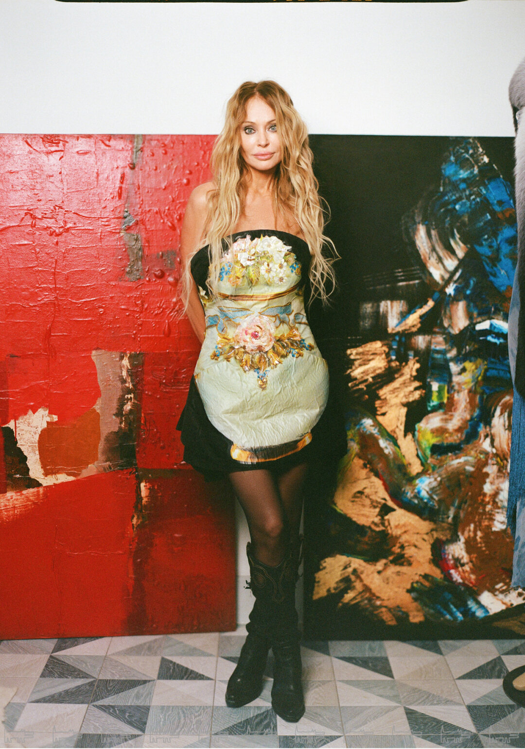 На тафту корсета редчайшего платья Roberto Cavalli сезона весна-лето 2009 вручную нанесен рисунок с фарфора XVIII века, а затем оно еще расшито