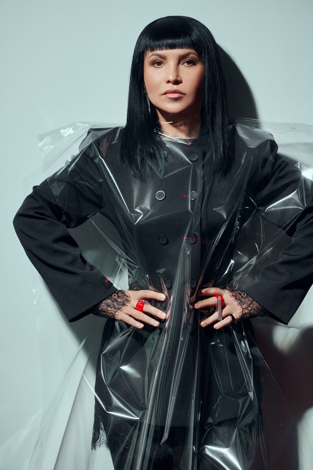 ИРИНА СЕРГЕЕВА владелица студии интерьерного света «Артикул» и производственной компании «Энергомакс» жакет Fabulous, платье Sheer PNKA кольца, серьги