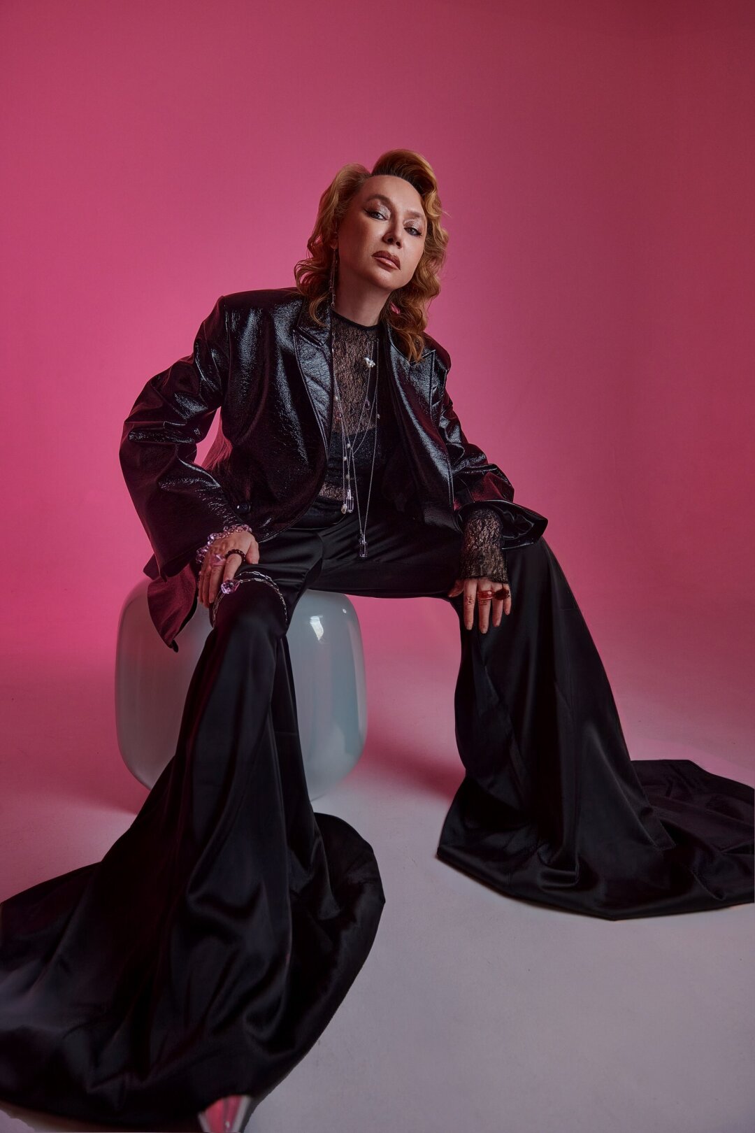 СВЕТЛАНА ЕФРЕМОВА владелица цветочной сети Fanflowers, резидент клуба «Я деловая», член общероссийской организации «Опора России» кольца, подвесы