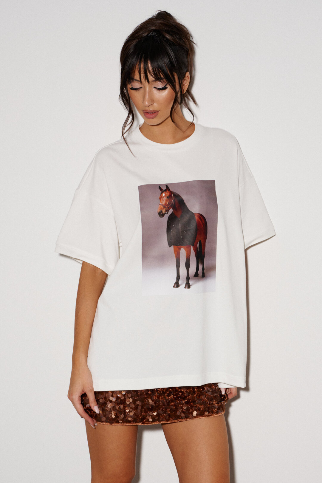 Футболка с символом наступающего года — красной лошадью