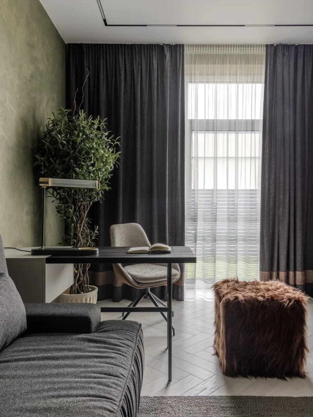 Письменный стол и кресло – от «Техноidea», подходящие для каждой комнаты шторы выбрали в «Галерее штор»