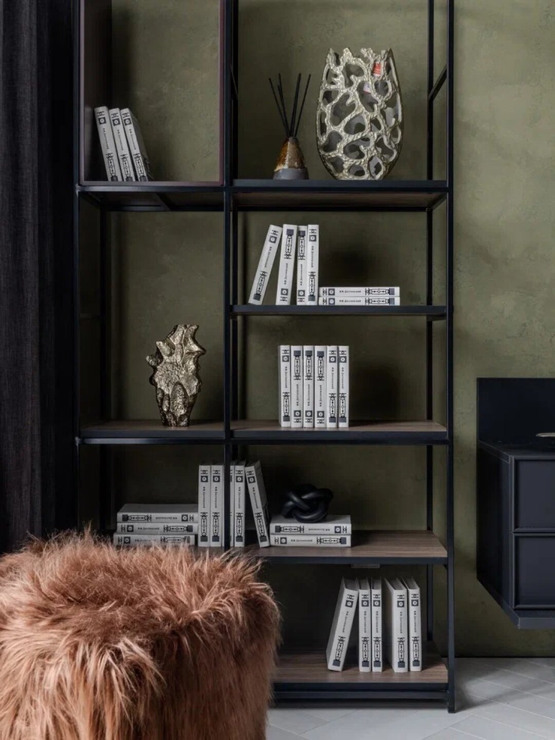 В кабинете предусмотрели стильные места хранения: стеллаж – от Enza Home