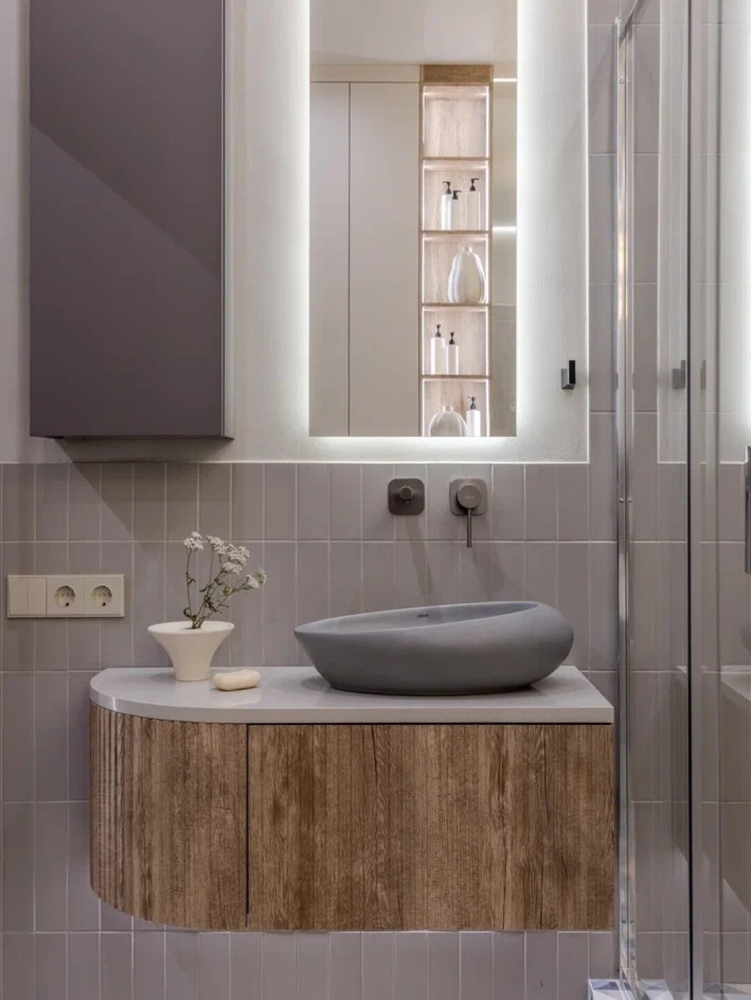 Керамогранит, плитку и сантехнику для санузла выбрали в AlfaRoom, декоративная ваза рядом с раковиной – от Enza Home